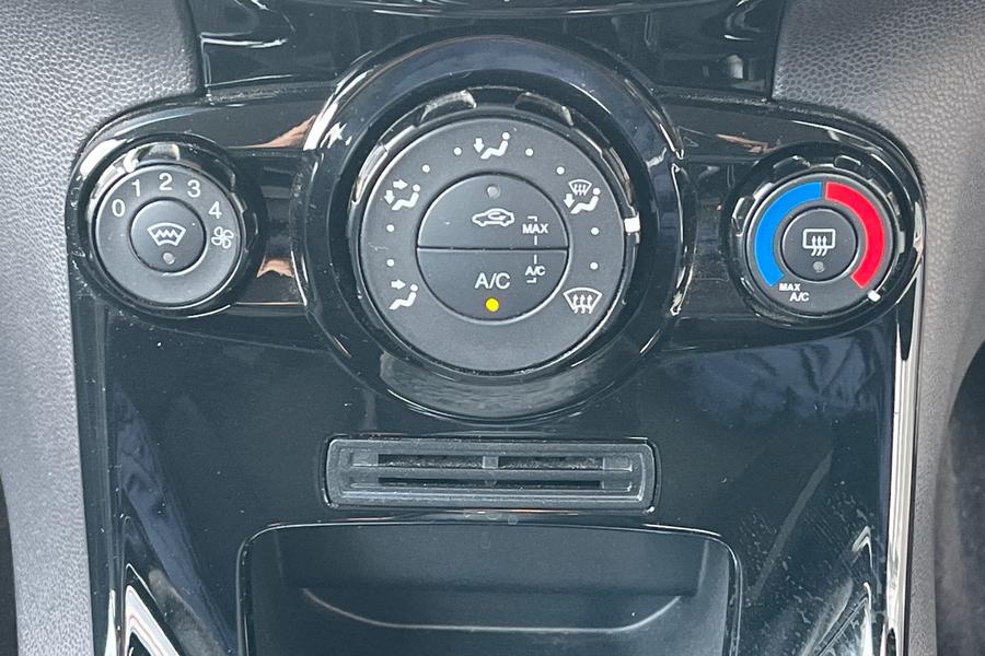 Ford Fiesta Photo autoimg-010eabce44de87211b3262cc376d769b625f2d44.jpg