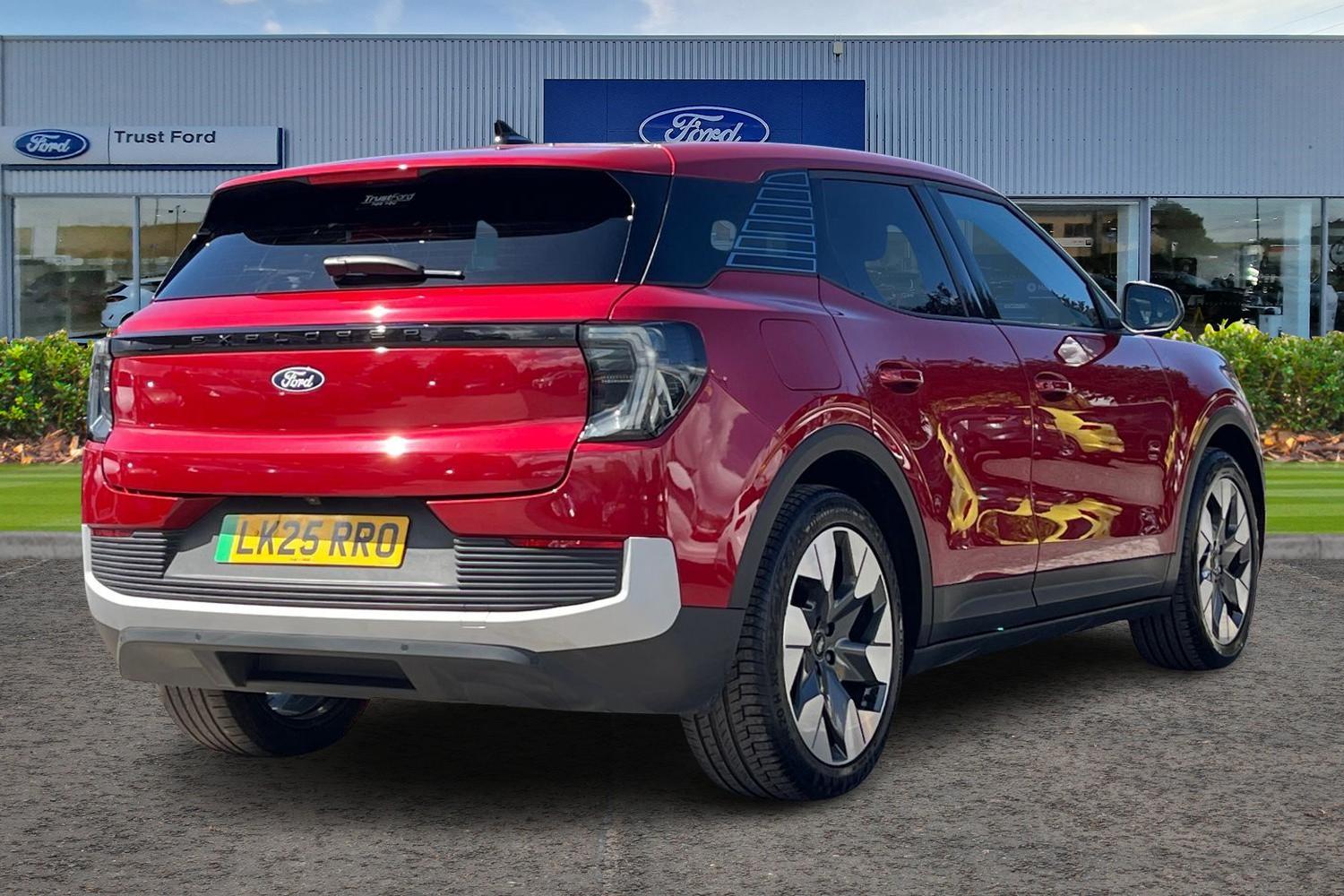 Ford Explorer Photo 3