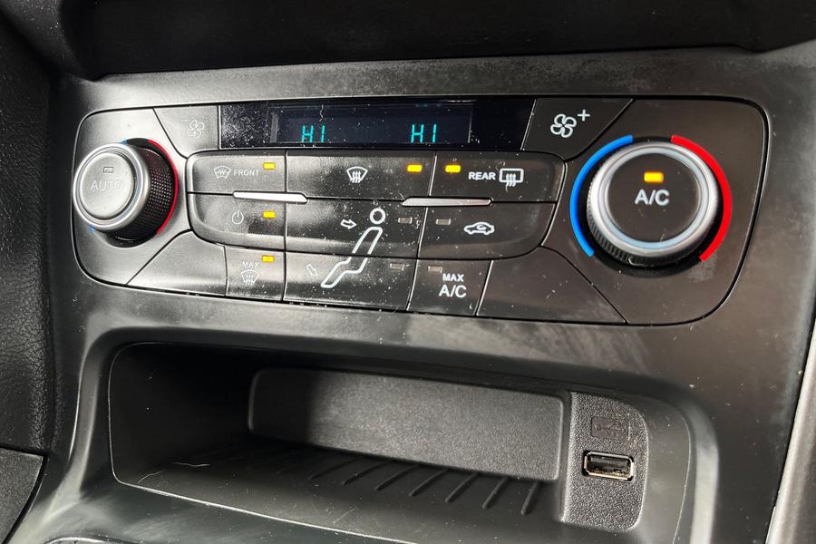 Ford Focus Photo autoimg-012dc907a25baf40daa14156846f6b0ef9e26165.jpg