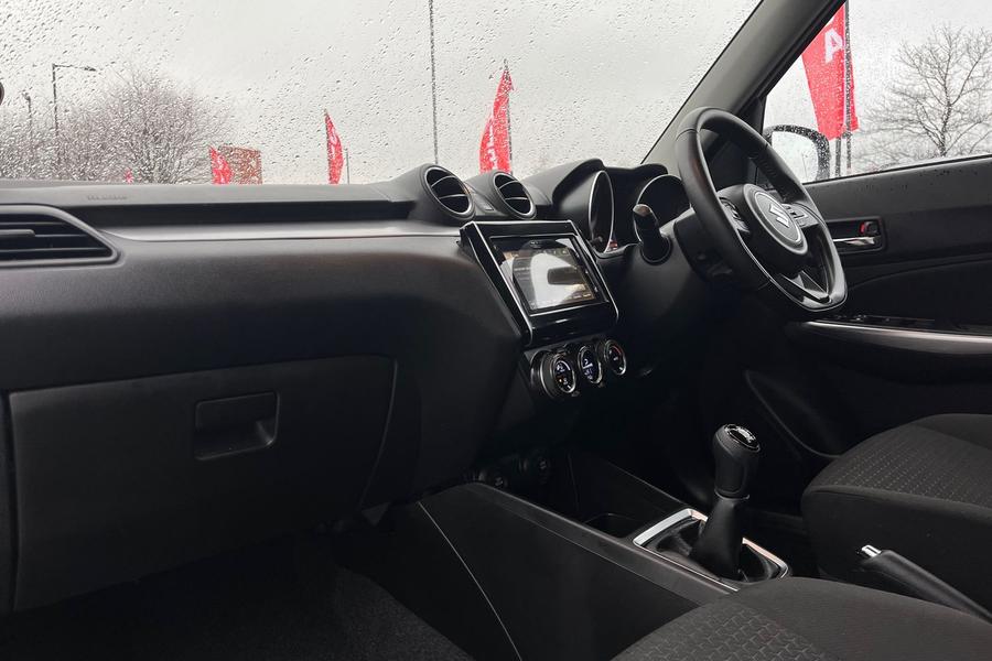 Suzuki SWIFT Photo autoimg-0183f26bf00d8ca75044adcdbdd746f5342eaaa8.jpg