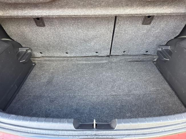 TOYOTA Yaris Photo 12