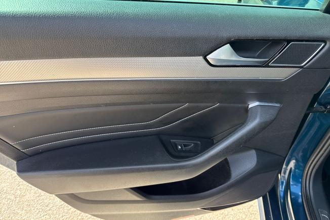VOLKSWAGEN Passat Photo 39