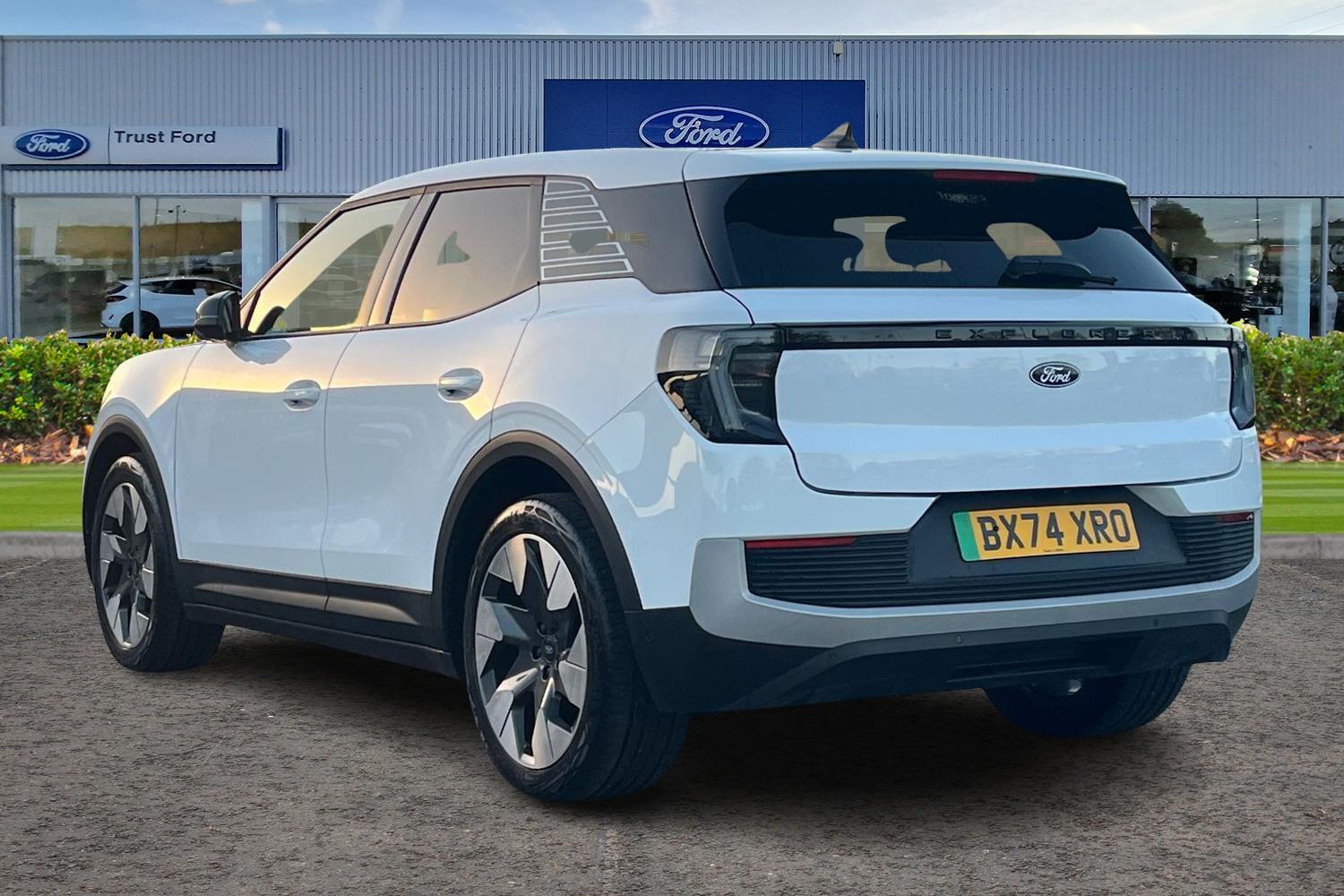 Ford Explorer Photo 1