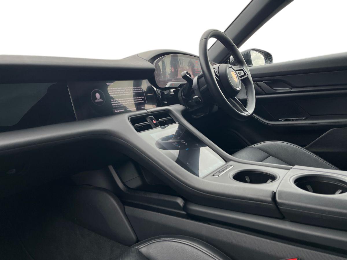 Porsche Taycan Photo 2