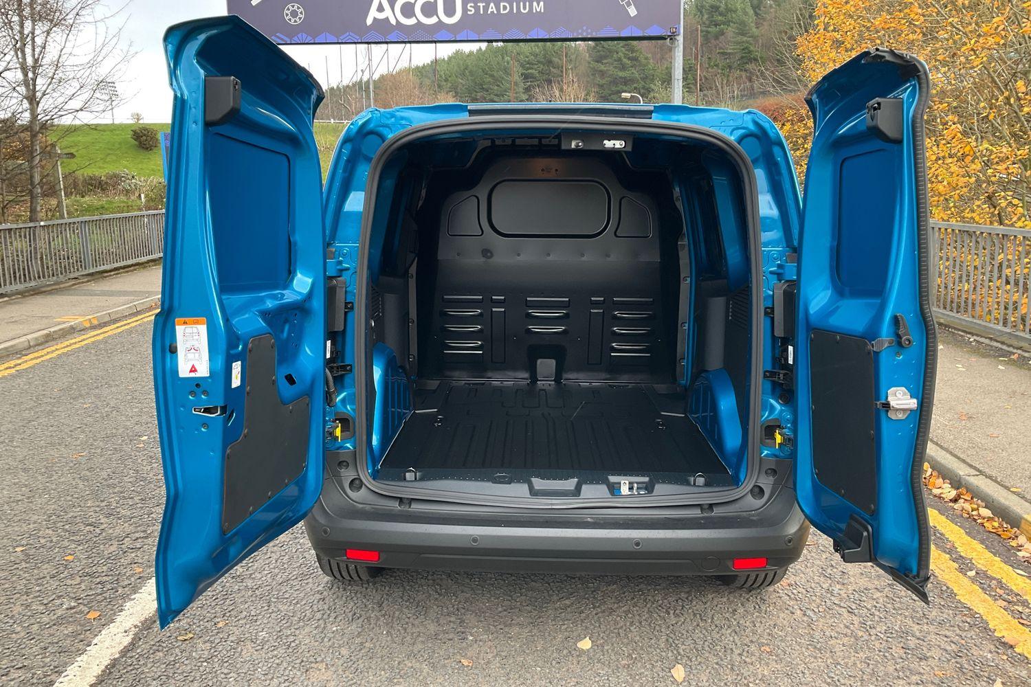 Ford E-TRANSIT COURIER Photo 5