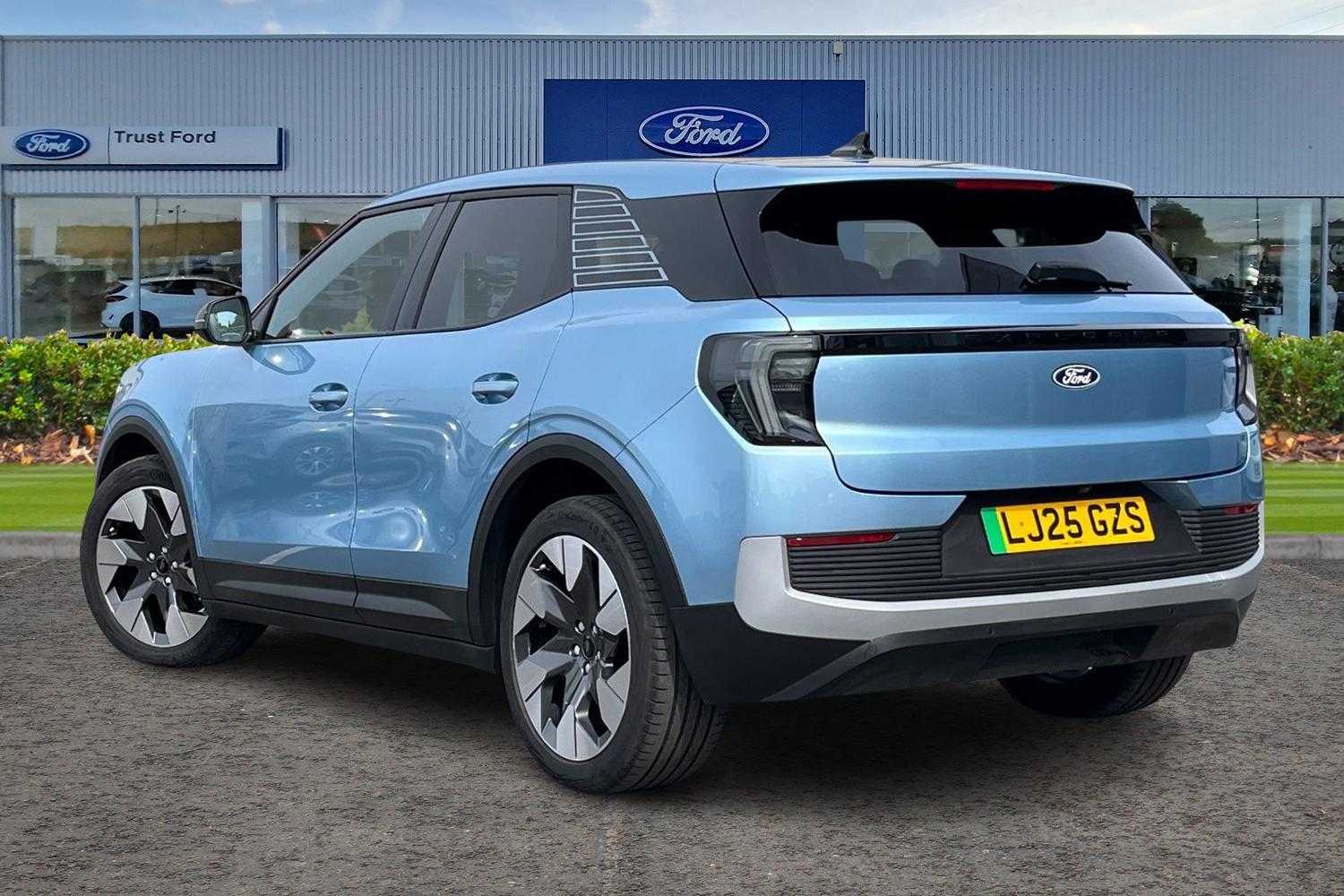 Ford Explorer Photo 1