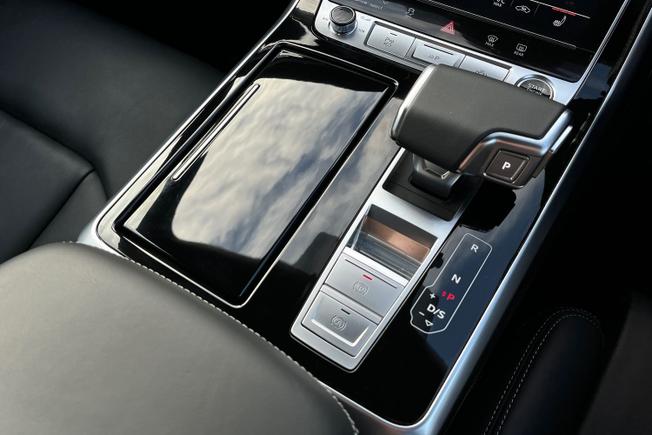 AUDI Q8 Photo 23