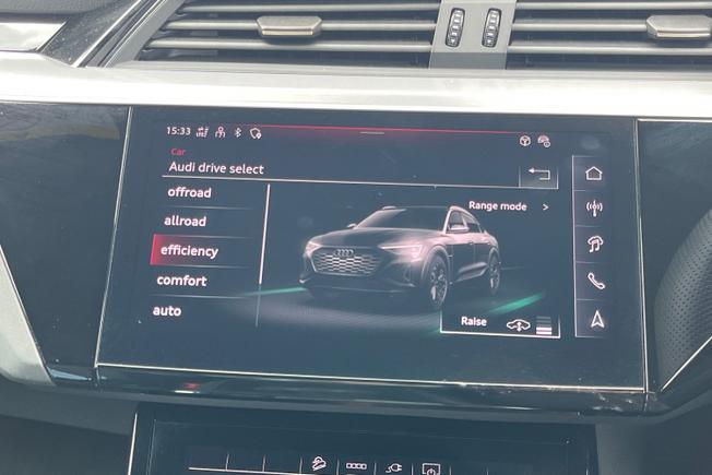 AUDI Q8 E-Tron Photo 23
