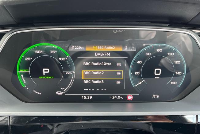 AUDI Q8 E-Tron Photo 15