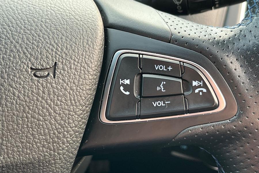 Ford FOCUS RS Photo autoimg-02e534805229258ca8e361fc3c01c5e3a630734f.jpg