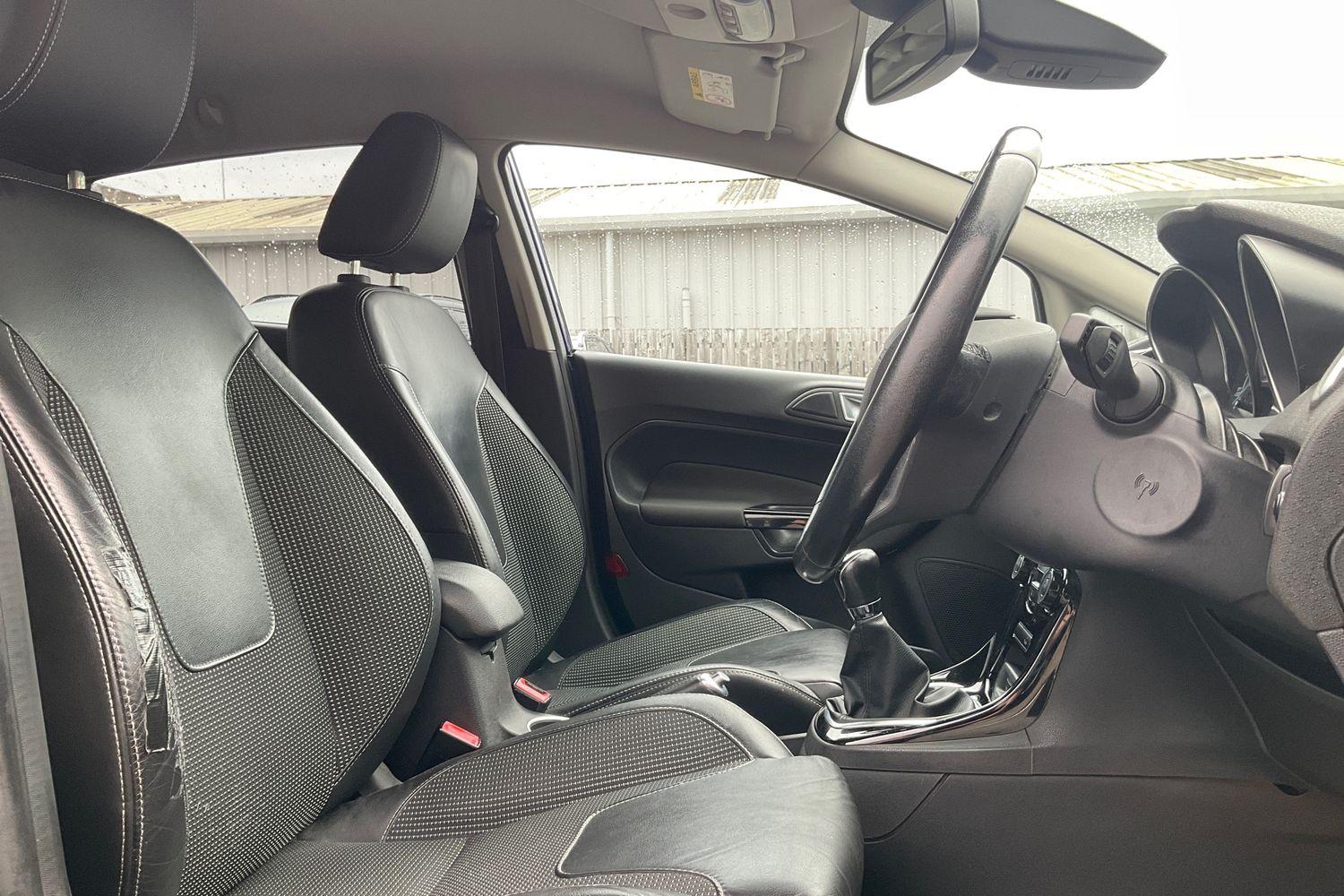 Ford FIESTA Photo 16