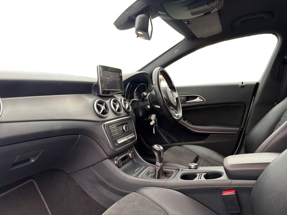 Mercedes-Benz CLA Photo autoimg-030b14e85ba2462ed39c627409e163b71b692fbe.jpg