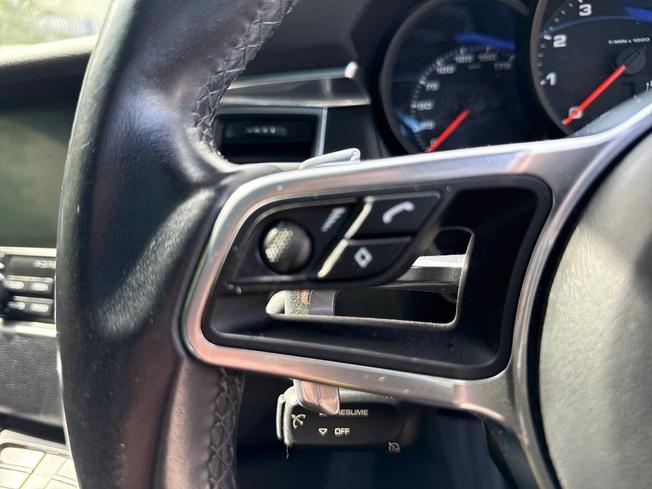 PORSCHE Macan Photo 16