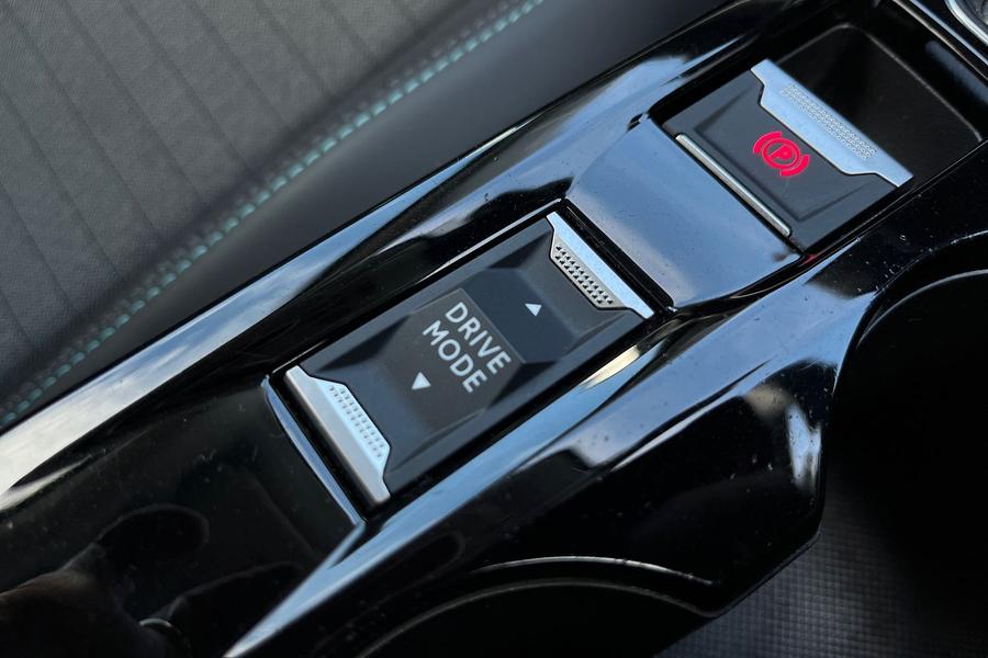 Peugeot 208 Photo autoimg-032b72130f4e191a942f3234a0c40e702a53d121.jpg