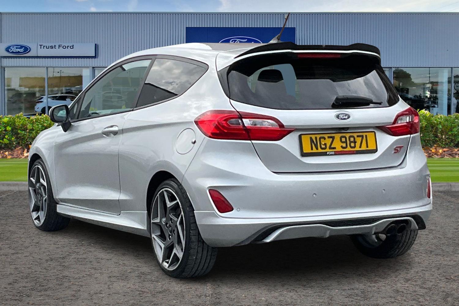 Ford Fiesta Photo 1