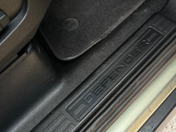 Land Rover Defender 110 Photo autoimg-036c938613ec5ccf56730c274cd7c8d955a0fa76.jpg