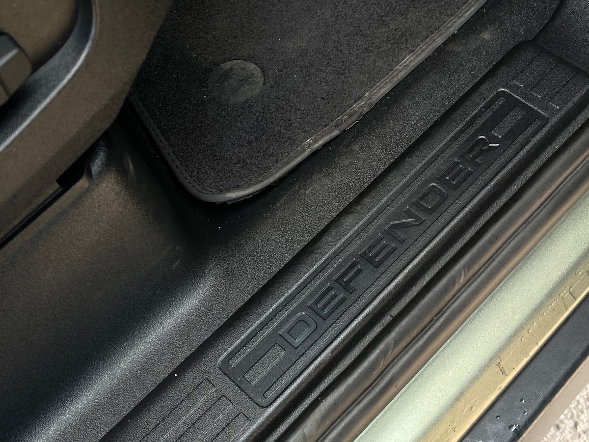 Land Rover Defender 110 Photo 35
