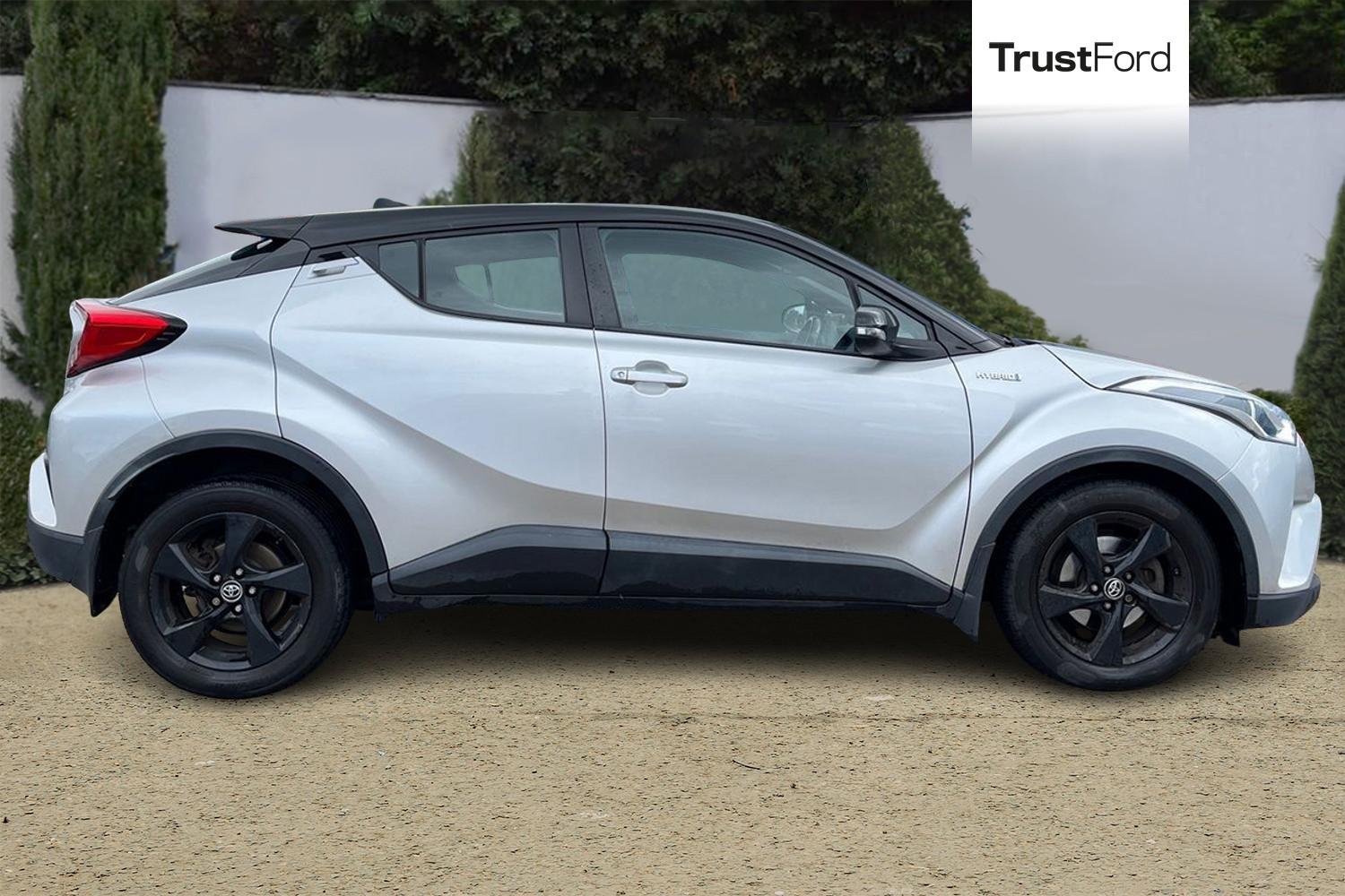 Toyota C-HR Photo 2