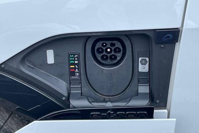 AUDI Q8 E-Tron Photo 34
