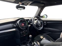 MINI Hatch Photo 2