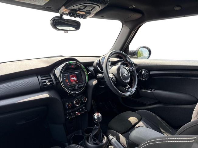 MINI Hatch Photo 2