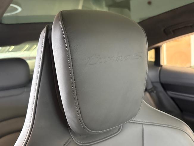 PORSCHE Taycan Photo 15