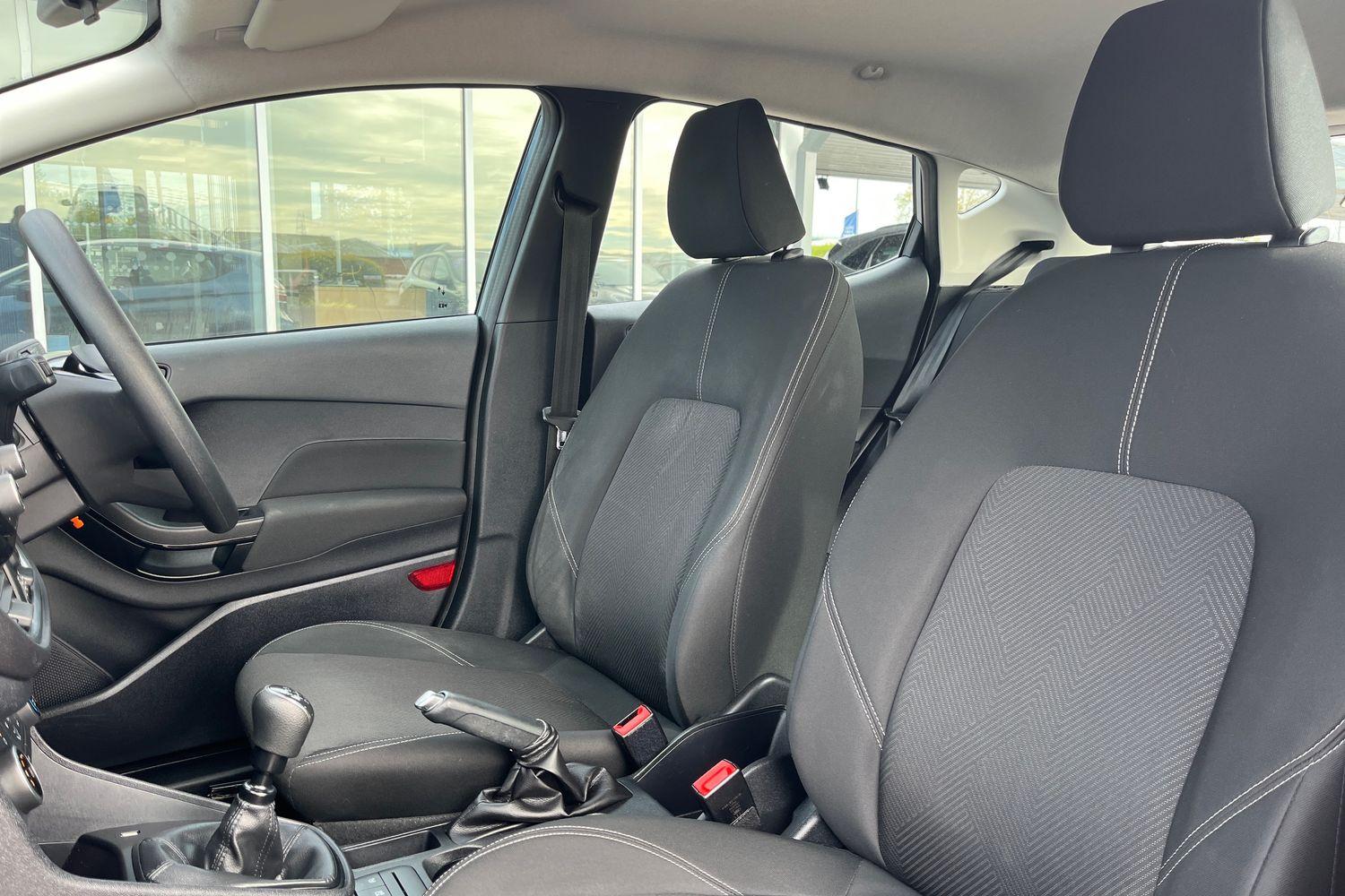 Ford FIESTA Photo 18