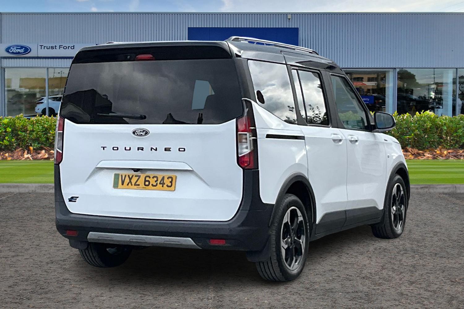 Ford E-Tourneo Courier Photo 3