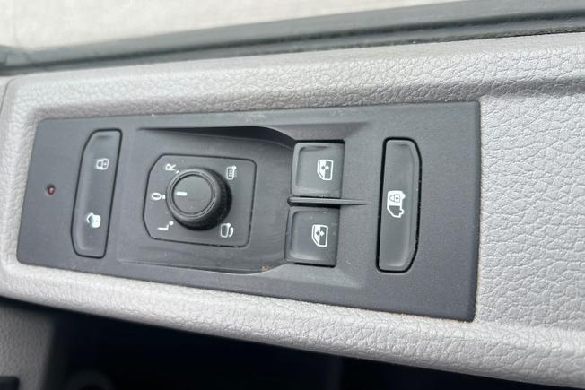VOLKSWAGEN Transporter Photo 37
