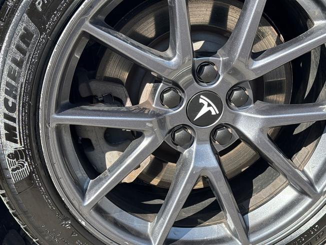 TESLA Model 3 Photo 29
