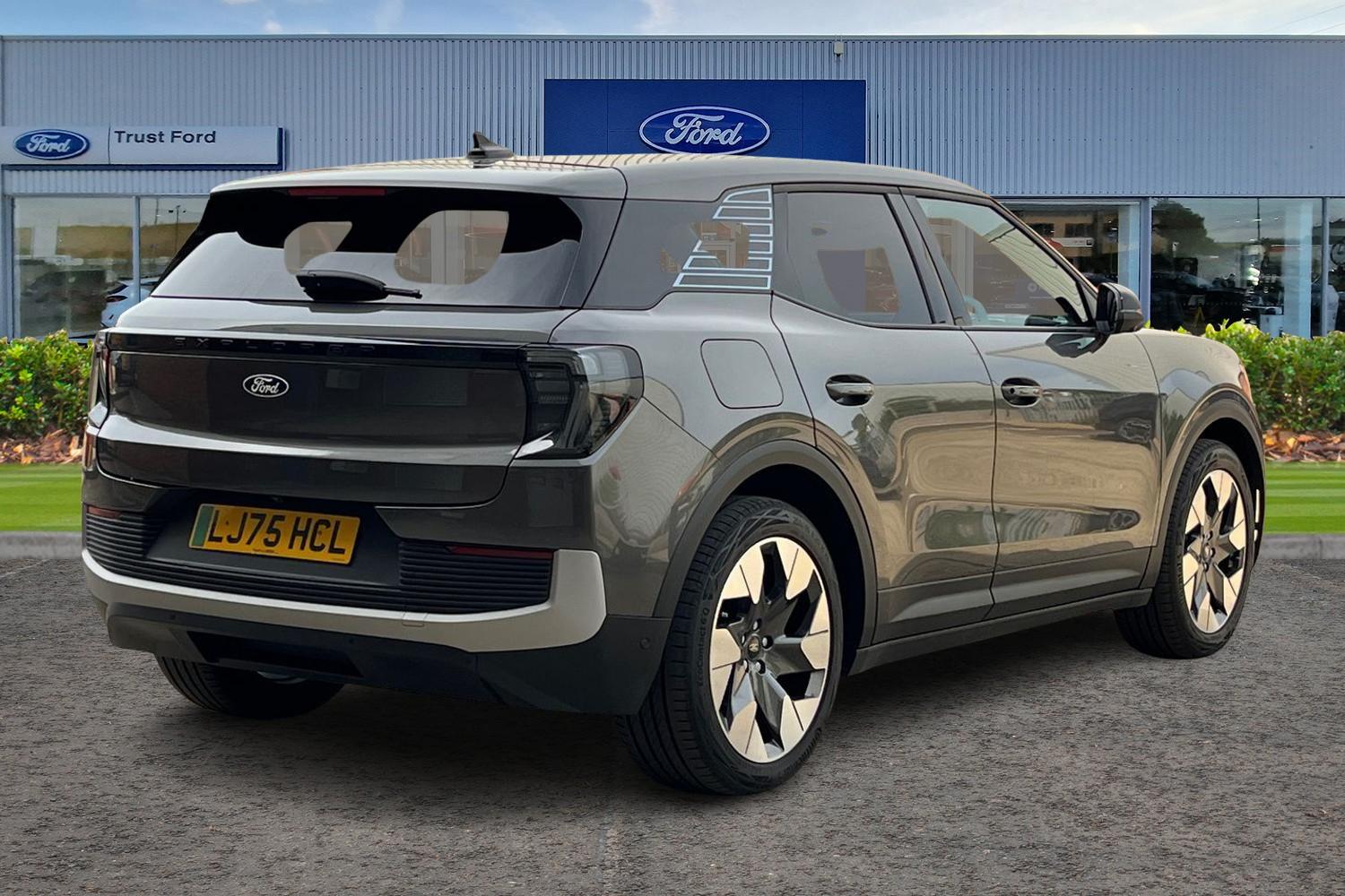 Ford Explorer Photo 3