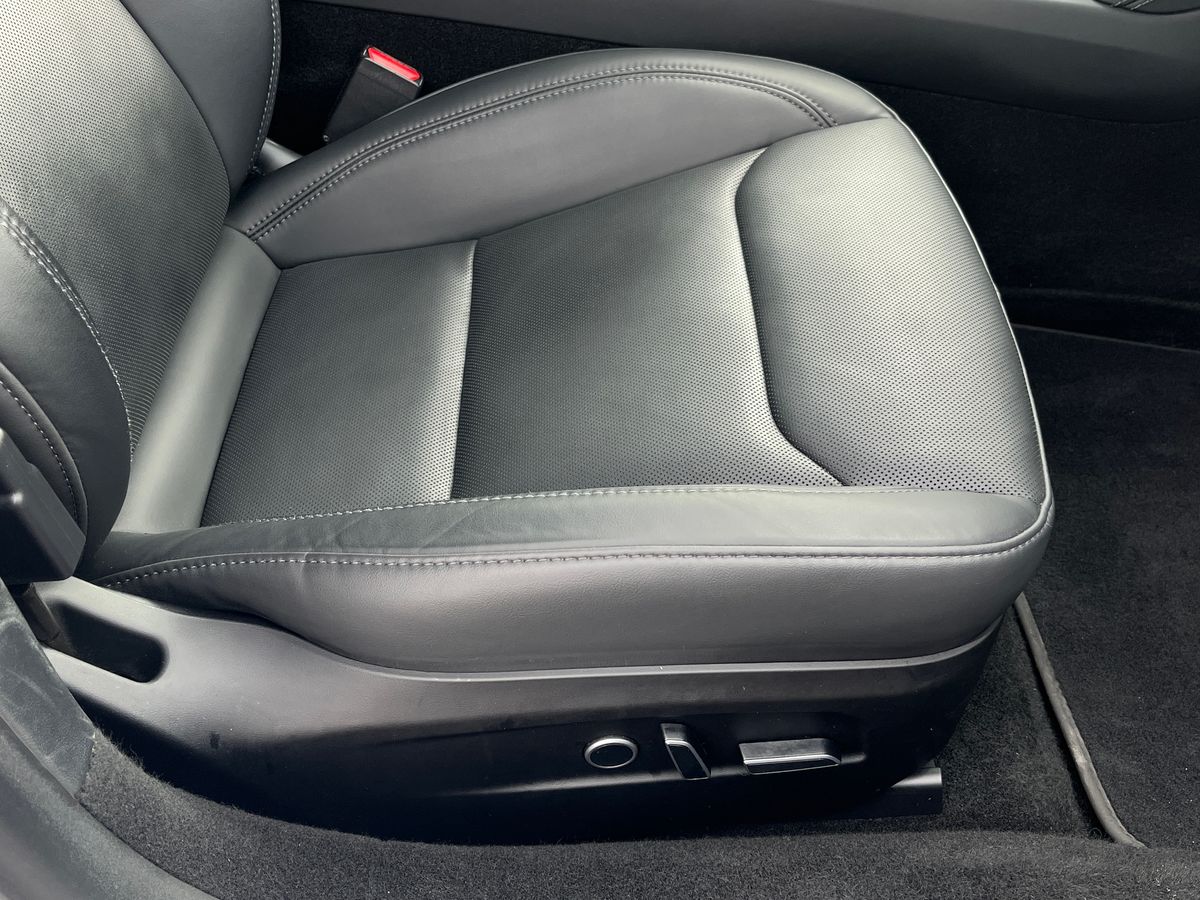 TESLA Model 3 Photo 32
