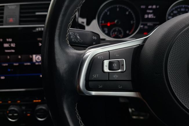 VOLKSWAGEN Golf Photo 16