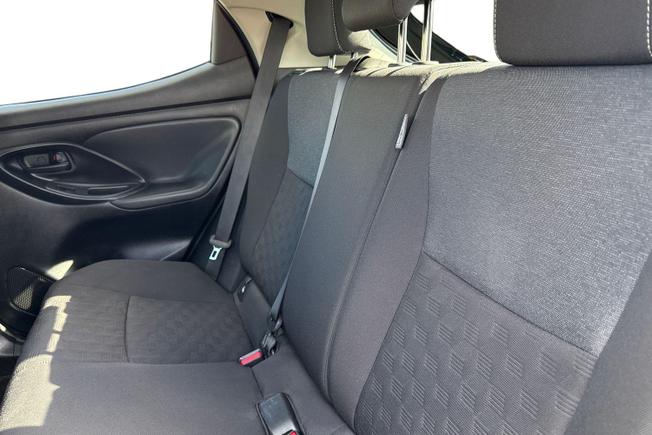 TOYOTA Yaris Photo 9