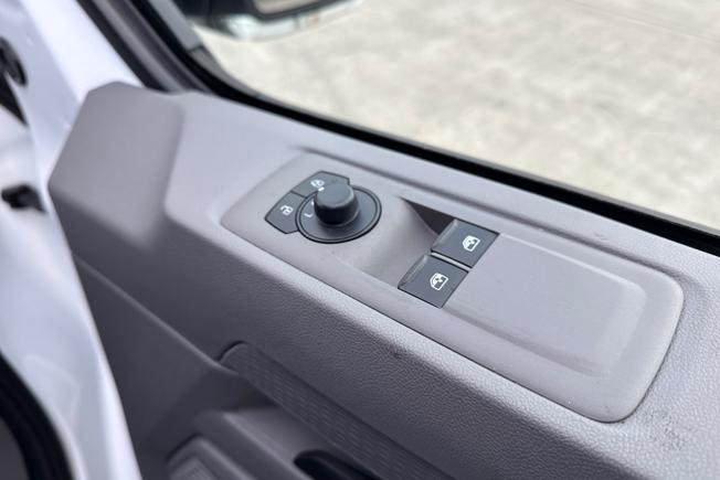VOLKSWAGEN Transporter Photo 28