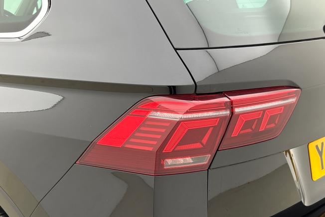 VOLKSWAGEN Tiguan Photo 18
