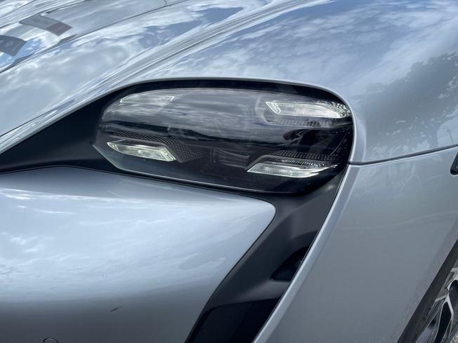 Porsche Taycan Photo 21