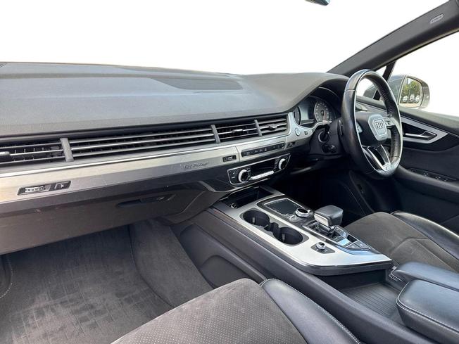 AUDI Q7 Photo 2