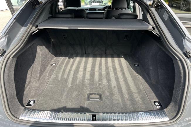 AUDI Q8 E-Tron Photo 12