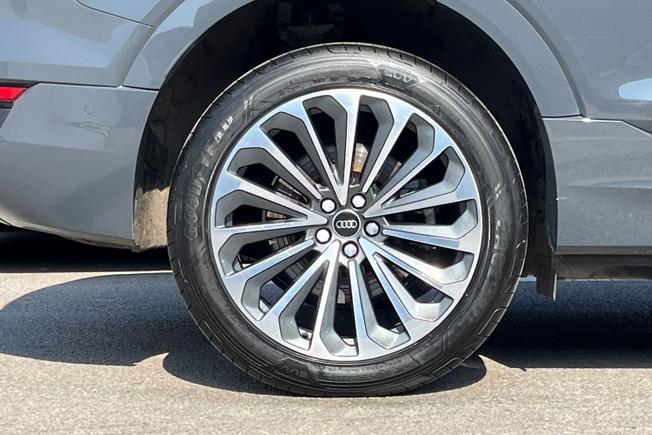 AUDI Q8 E-Tron Photo 5
