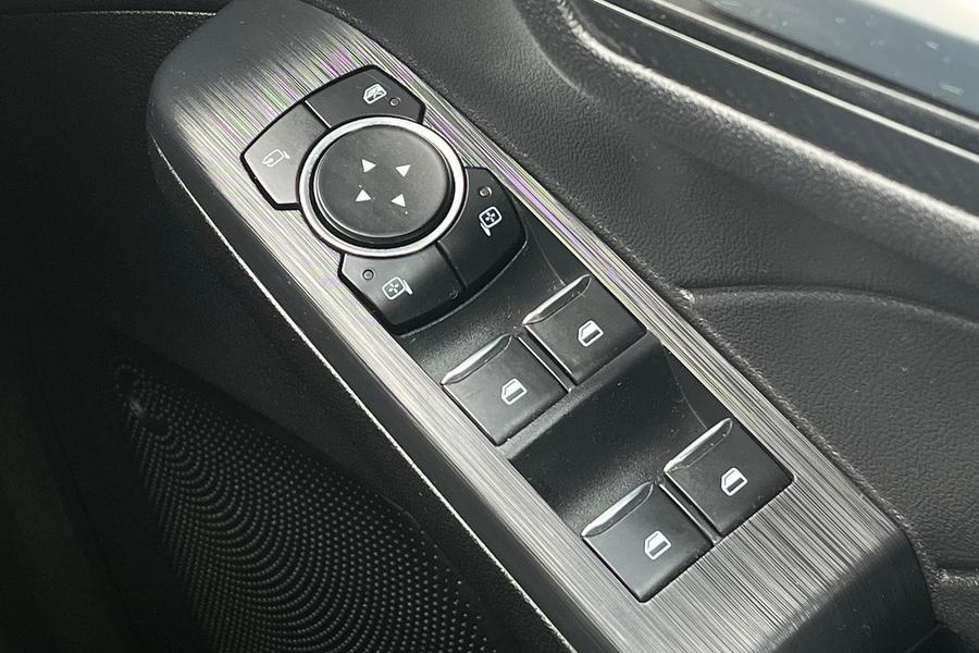 Ford KUGA Photo autoimg-049a98f6506a99eb6e4f206eb8ca6b98707330b4.jpg