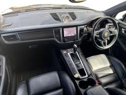 PORSCHE Macan Photo 2