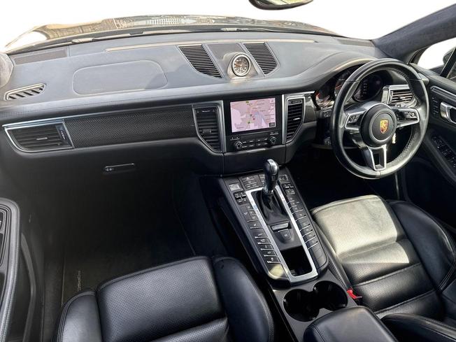 PORSCHE Macan Photo 2