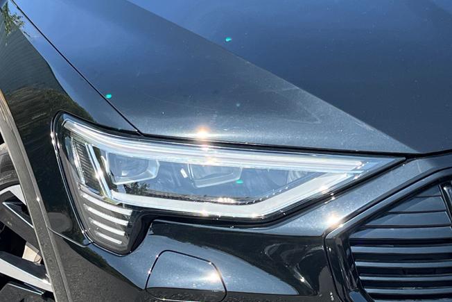 AUDI E-Tron Photo 19