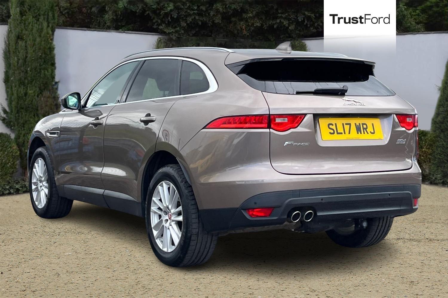 Jaguar F-PACE Photo 1