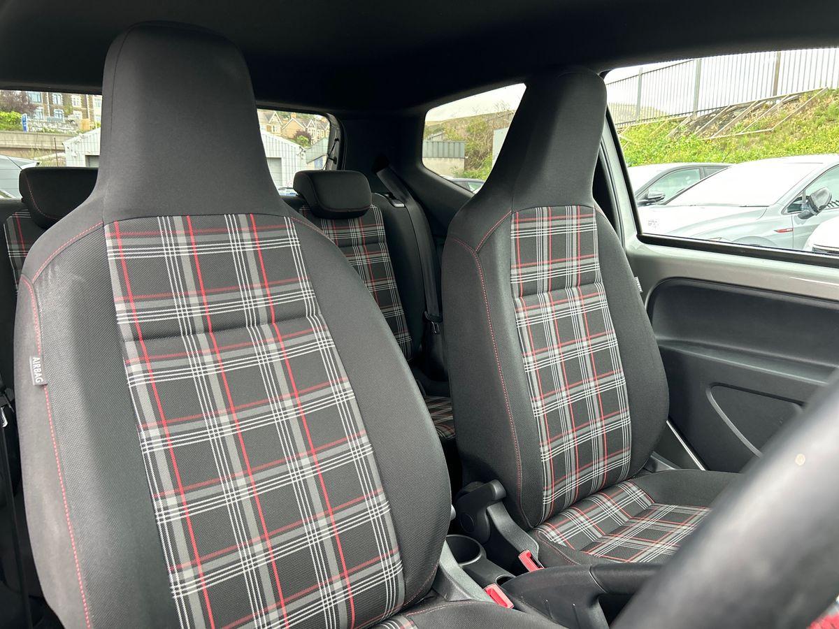 Volkswagen up! Photo autoimg-04efafc5f646457b1dbccfd3165d36e0cbab1a4d.jpg