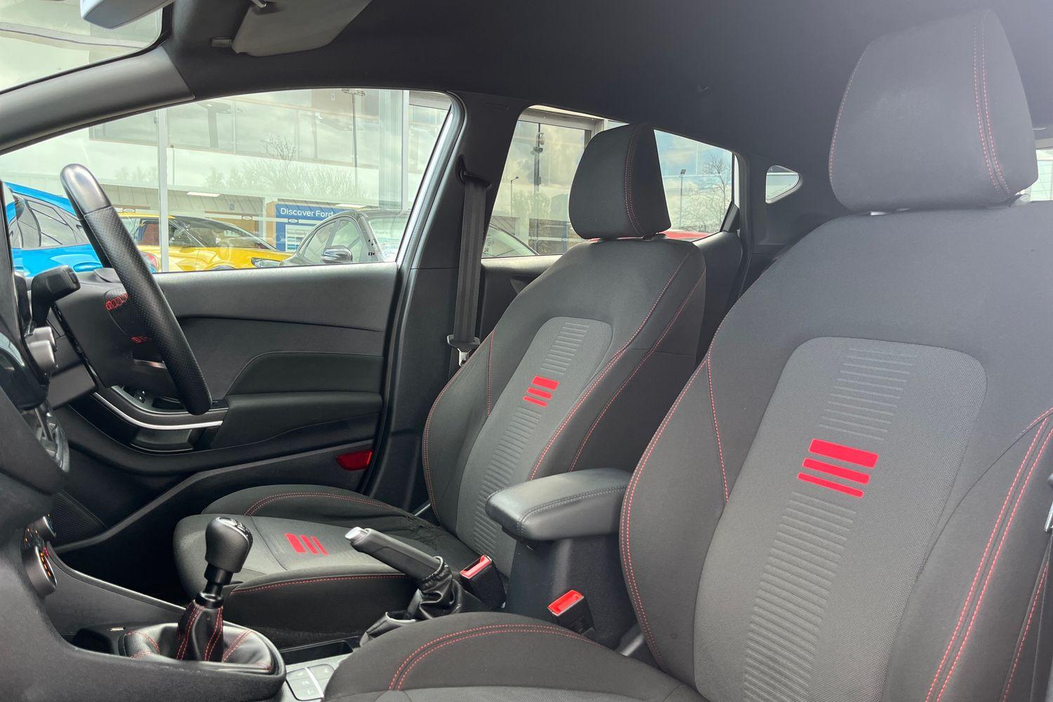 Ford FIESTA Photo 18