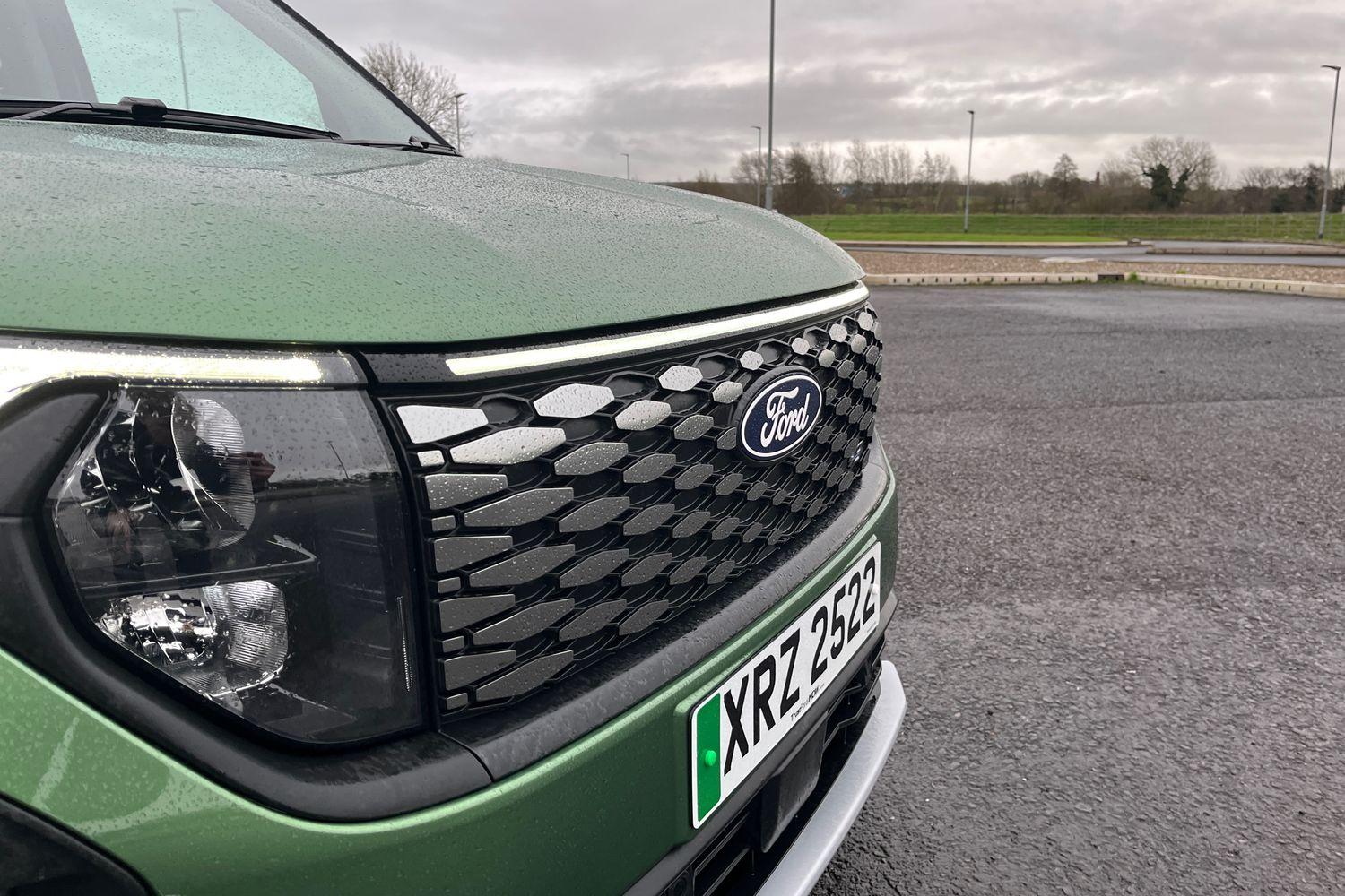 Ford E-Tourneo Courier Photo 26