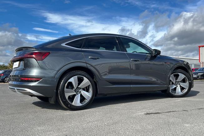 AUDI e-tron Photo 32