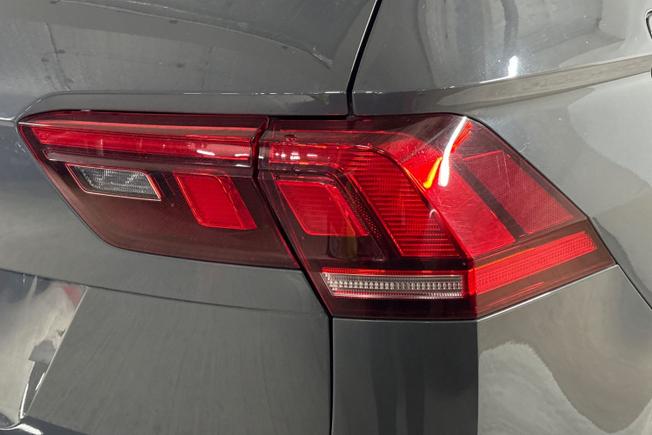 VOLKSWAGEN Tiguan Photo 18